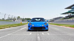 Pourquoi l’Alpine A110 est la voiture parfaite pour débuter sur circuit ?